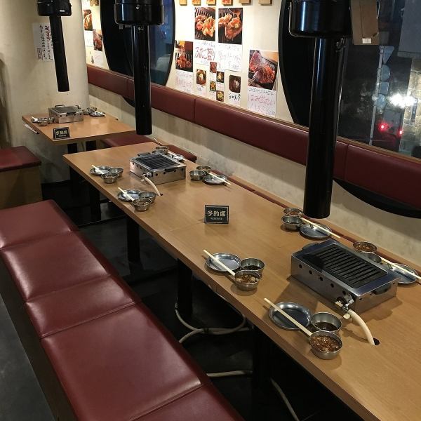 ふたごの店内は卓上のガスコンロという懐かしいテイスト。コンロはお店のコンセプトにこだわり廃盤のコンロを復刻したレア物！流れる音楽も2000年代J-POPで、どこか懐かしさが漂います。