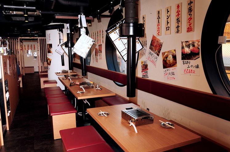 懐かしい大阪の韓国焼肉屋が原点のふたご屋は明るい活気のある店内。肉のプロスタッフがご希望やお肉の種類によってお焼き致します。盛り上げなどもおまかせあれ！