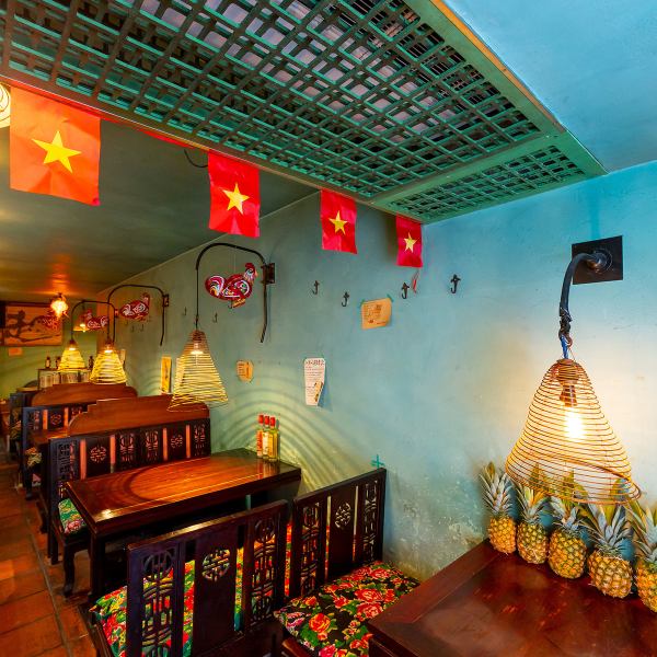 地下鉄烏丸御池駅から徒歩すぐ。思い立ったら気軽にお立ち寄りいただける、アクセスしやすい場所にお店を構えています。本場の雰囲気をたっぷりと楽しめる店内で、本格的なベトナム料理を。シーンを問わないテーブル席も3卓ご用意しております。ご予約無しのご来店も、どうぞお気軽に♪