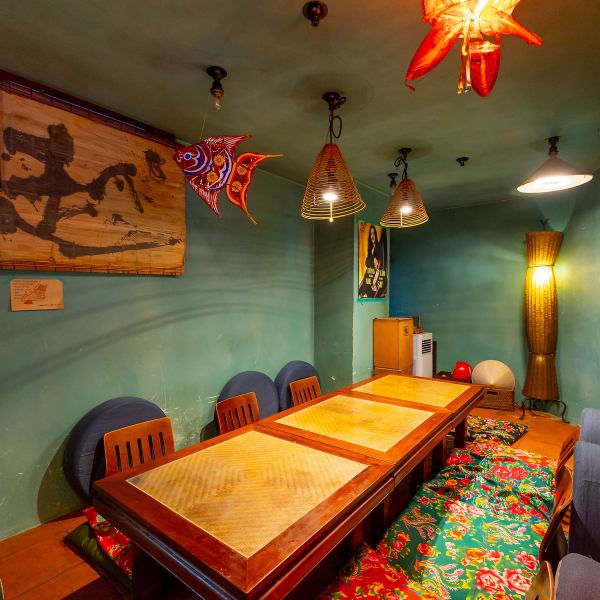 店内奥には、小上がりの座敷をご用意しています。靴を脱いでゆったりと、のびのびお食事を堪能いただけます。2名様席を3卓ご用意しており、テーブルをつなげると最大10名様までご利用可能。ご友人同士での気軽な飲み会から、普段とは一味違うデートや接待まで、幅広くご利用いただけます