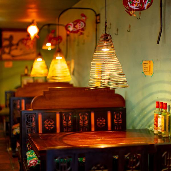 異国情緒漂う雰囲気に、自然と気分が盛り上がります。大人数でご利用の際は、この空間を丸ごと貸切OK。最大25名様まで対応。各種宴会、お気軽にご相談ください。また、店内を彩るランプや家具、雑貨や食器はほぼベトナム製。ご来店の際はぜひご注目を！