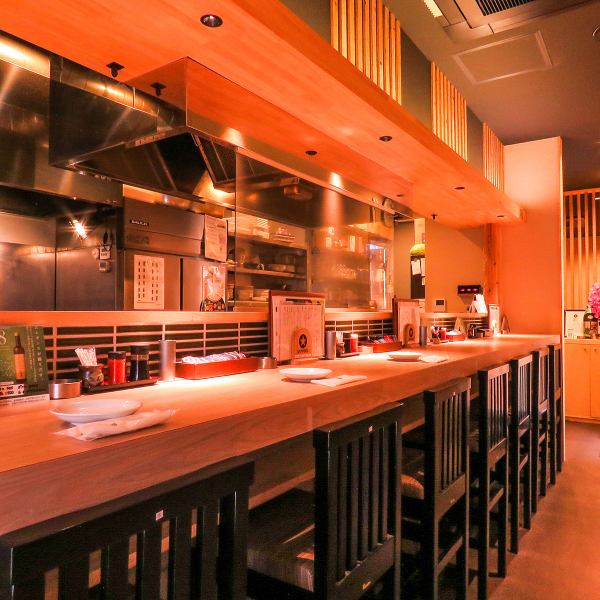 【お一人様でもデートでのご利用も大歓迎！】カウンター席では炭火で丁寧に焼き上げる串焼きを眺めながら一杯いかが？気さくなスタッフとの会話も楽しめます♪