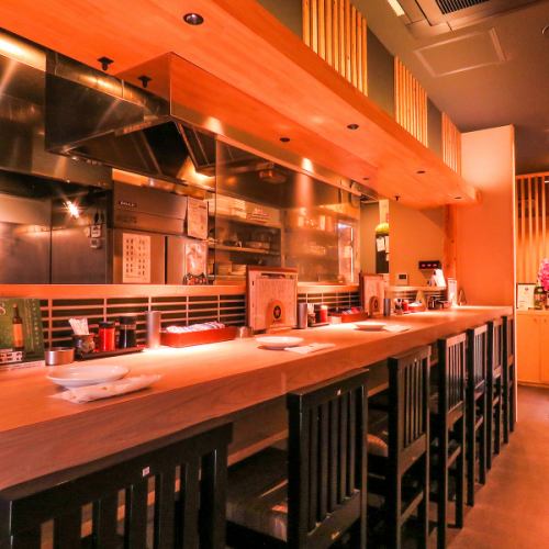 <p>【お一人様でもデートでのご利用も大歓迎！】カウンター席では炭火で丁寧に焼き上げる串焼きを眺めながら一杯いかが？気さくなスタッフとの会話も楽しめます♪</p>