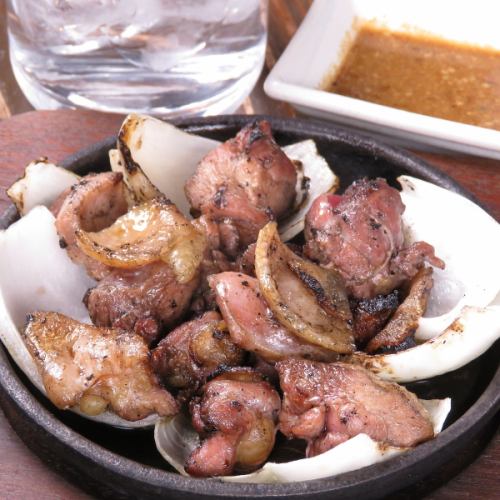 【地鶏ももバラ焼き】宮崎県産地鶏を使用。楢の黒炭でじっくり焼き上げます。770円(税込)