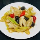 イカとセロリ黒胡椒炒め
