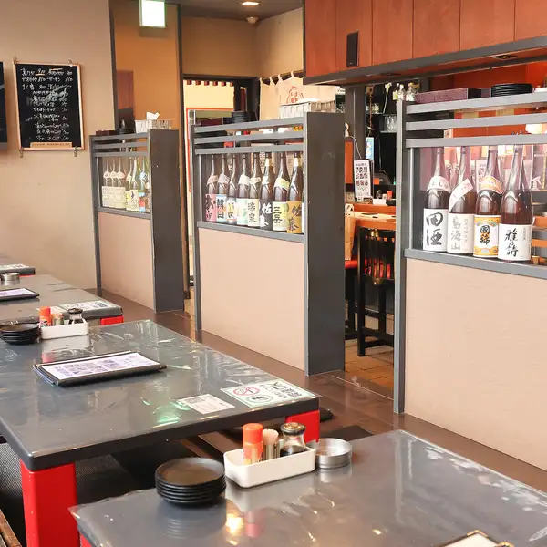 店内には、靴を脱いでゆったりとお寛ぎいただける小上がりのお座敷席をご用意しております!足を伸ばしてリラックスしながら、自慢の美味しい料理とお酒を心ゆくまでご堪能いただけます◎ご友人同士の飲み会やご家族でのお食事など、様々なシーンにぴったりのお席です♪アットホームな空間で楽しい時間をお過ごしください!