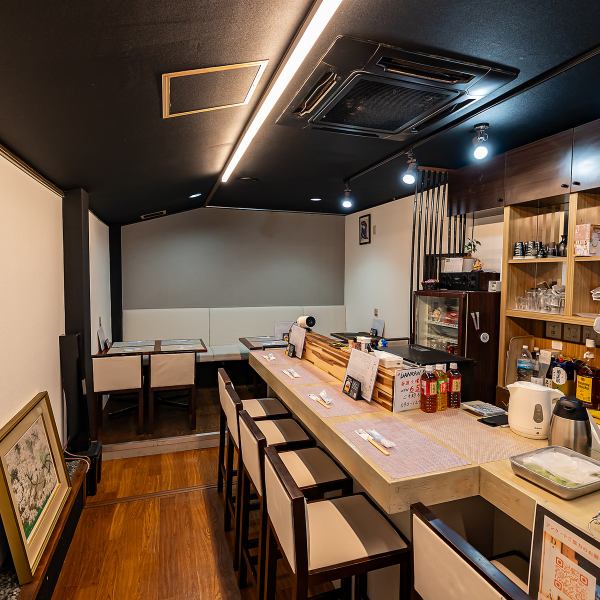 店内は白をベースにした内装で、清潔感がありながらもお洒落で落ち着く雰囲気が広がっています◎ランチタイムには、健康志向の高いエステや美容関係のお客様、そしてお子様連れのママ様たちで賑わいます♪夜は一転して、アットホームで温かい空間に!