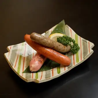 三种口味的阿古猪肉香肠：粗磨、香草和蒜味。