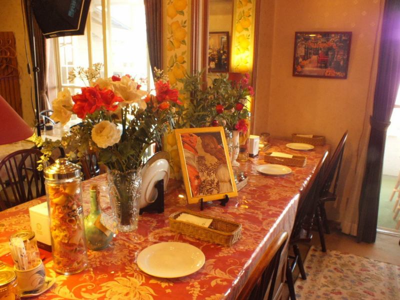 The counter seats are lined with Italian ornaments, creating an exotic atmosphere!