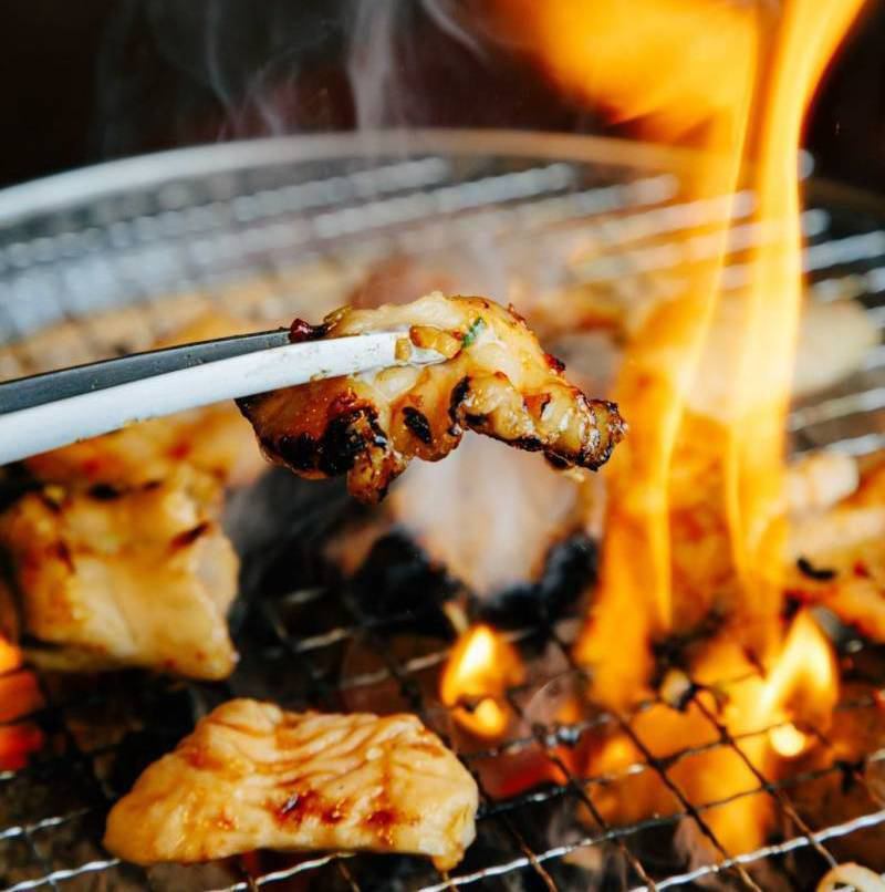 3800円で秘伝のタレに漬けた豚ホルモンが食べ飲み放題のお店