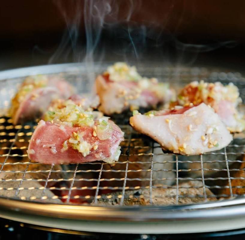 3800円で秘伝のタレに漬けた豚ホルモンが食べ飲み放題のお店