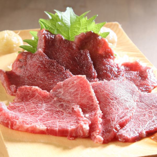 [◆◇~Horse sashimi~◇◆] Horse sashimi 990 yen, lean horse sashimi and marbled set 1,100 yen! Excellent compatibility with sake and beer♪