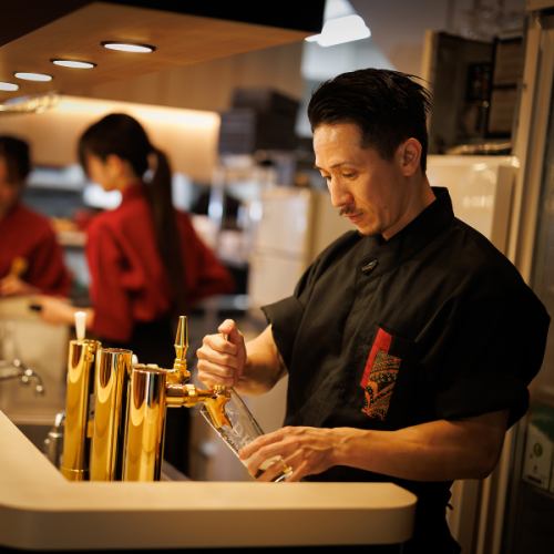 オープンで活気ある店内