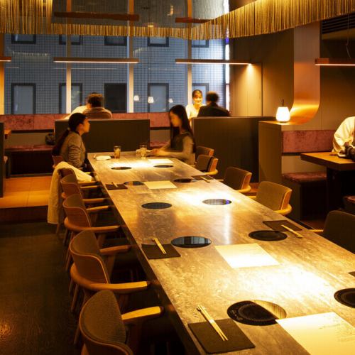 <p>高級感溢れる大人の小料理屋の雰囲気な店内は、調理が目の前で見えるライブ感溢れるカウンター席、ゆったりと座れる広々テーブル席をご用意。全てのお席でご予約を承ることが可能ですので、お気軽にお申し付けください。</p>