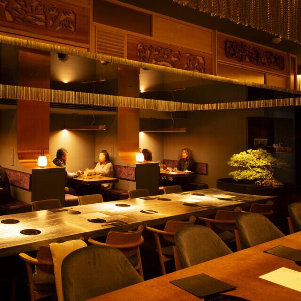 カウンター席なら目の前で料理人の華麗な手さばきや、スタッフとのちょっとした会話も楽しめちゃいます。ムードがありながらも活気溢れる空間は、デートや友人飲み等どんなシーンにもピッタリ。フレンドリーな接客で、また来たくなるようなアットホームさも大切にしています。