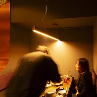 【テーブルソファ席】目の前で完成品に仕上げる料理もございます。過程もお楽しみ下さい。