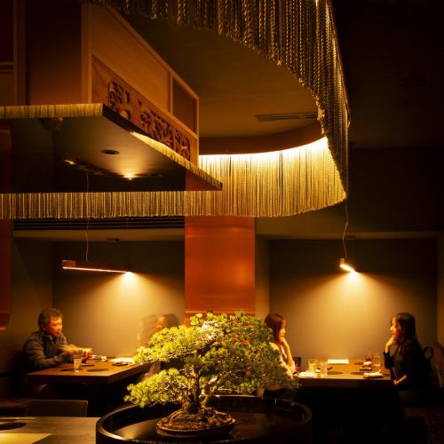 【テーブルソファ席】隣との距離もございますので、ゆったりお過ごし下さい。