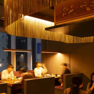 【テーブルソファ席】窓際のテーブルソファ席は人気の為、ご予約必須となります。