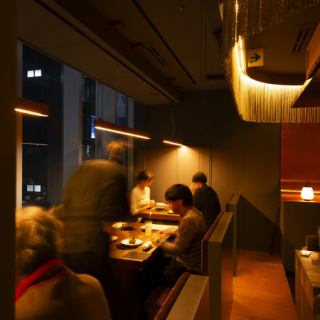 【テーブルソファ席】最大12名様まで収容可能です。