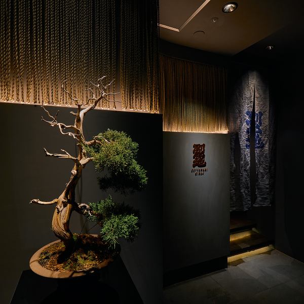 高級感溢れる大人の小料理屋の雰囲気な店内は、調理が目の前で見えるライブ感溢れるカウンター席、ゆったりと座れる広々テーブル席をご用意。全てのお席でご予約を承ることが可能ですので、お気軽にお申し付けください。