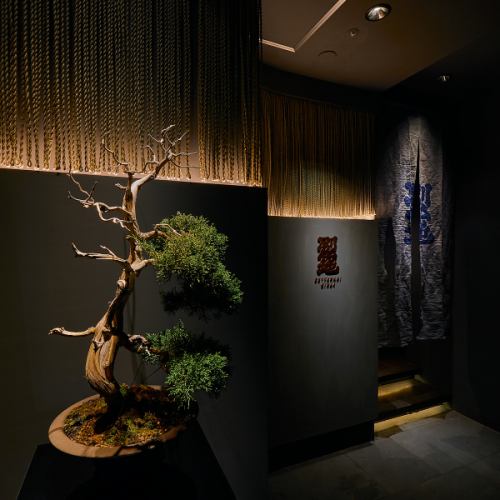 <p>高級感溢れる大人の小料理屋の雰囲気な店内は、調理が目の前で見えるライブ感溢れるカウンター席、ゆったりと座れる広々テーブル席をご用意。全てのお席でご予約を承ることが可能ですので、お気軽にお申し付けください。</p>