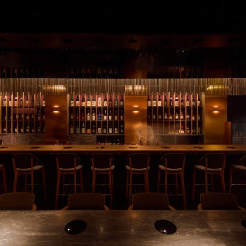 <p>カウンター席なら目の前で料理人の華麗な手さばきや、スタッフとのちょっとした会話も楽しめちゃいます。ムードがありながらも活気溢れる空間は、デートや友人飲み等どんなシーンにもピッタリ。フレンドリーな接客で、また来たくなるようなアットホームさも大切にしています。</p>