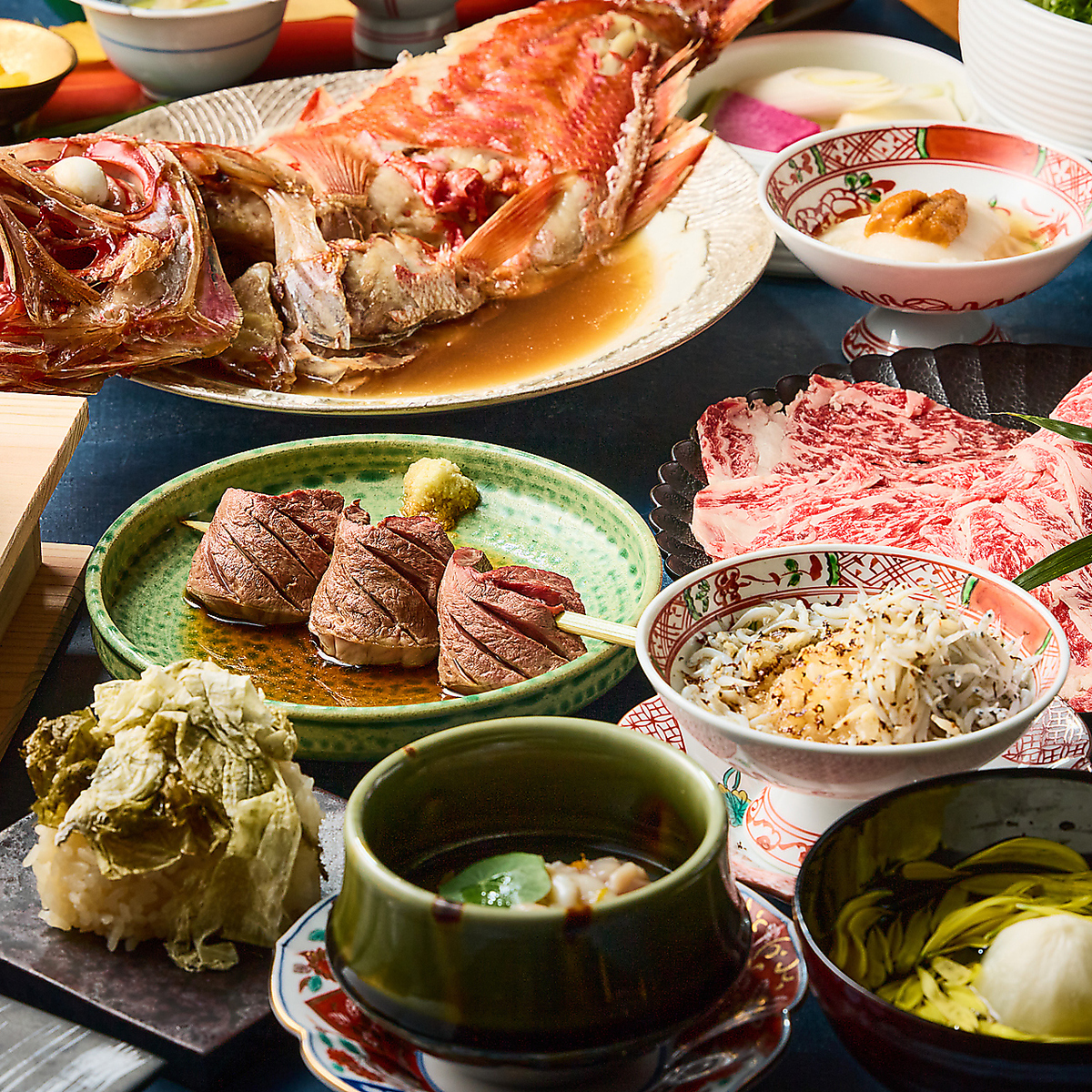 柔らかく揚げた極上肉を使ったサンドや、鮮度抜群の刺身など各種
