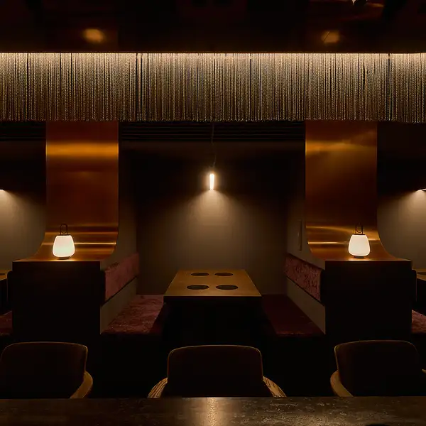 The booth seating, suitable for entertaining clients or business dinners, can be transformed into a semi-private space by lowering the curtains.You can enjoy your meal in a private space without worrying about being seen by others.