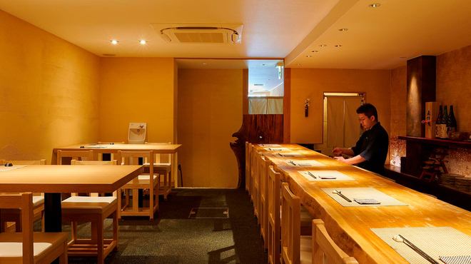 接待や顔合わせのお祝い事や法事の御食事などにご利用ください。個室利用はあらかじめお電話でご確認ください。