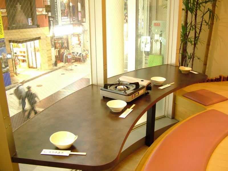 A window seat where you can enjoy a meal while watching the upper street arcade 3-4 people × 1 seat