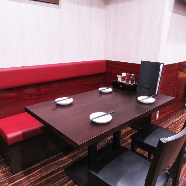 広いテーブルで楽しくお食事ができます。本場の中華料理をビールでググッといきましょう！！