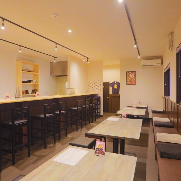 温かい照明と木の温もりが心地よい、大人の隠れ家空間。カウンター席でしっとり語り合うデート、個室で仲間と気兼ねなく過ごす女子会、様々なシーンに最適。お洒落で落ち着いた空間で、素敵な夜を演出します。