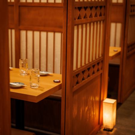 【2名~12名様向け半個室】【喫煙可能・禁煙席もご用意有り】ご家族やご友人とのお食事にも♪つい長居してしまいそうになるこの空間で、楽しい時間と美味しいお食事をお楽しみください！女子会や合コンなど様々なシーンでご利用頂けます。