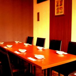 【中人桌席】 適合酒會、聚餐等小團體的休閒桌席，可靈活容納2人至10人以上的中人團體。