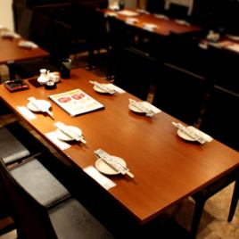 [2楼桌席] 可供少数人使用的桌席。为上班族和上班族下班回家的女士们举办的用餐和酒会，营造出平静的日式氛围。
