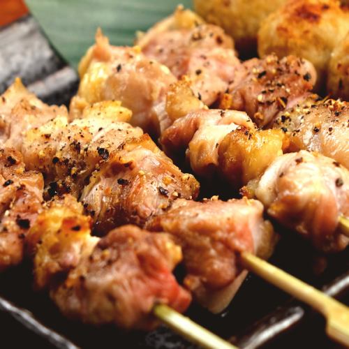 Assortment of 3 types of purebred Nagoya Cochin skewers (thigh, meatball, breast and onion) [salt or sauce]