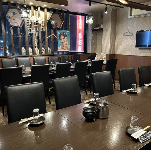 【使い勝手の良いテーブル席】少人数での飲み会や会食等にオープンスペースのテーブル席は2名様から10名様以上の中団体様までフレキシブルに対応可能。15名様～最大30名様での貸切宴会も可能で歓送迎会、懇親会などの宴会に最適な完全個室としてご利用頂いております。お気軽にお問い合わせください。
