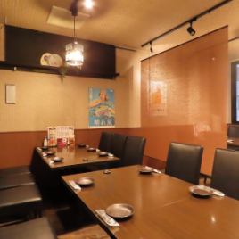 [Table seats for medium-sized groups] Our casual table seats are perfect for small drinking parties or dinners and can flexibly accommodate groups from 2 people to 10 or more.