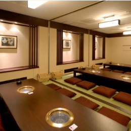 8名様でご利用いただける個室席を3部屋ご用意しております。プライベート空間でお過ごしいただけるお席ですので、特別な日のデートやご家族のお祝い事や会食などにおすすめです。また大人数の宴会などには仕切りを外し25名様大部屋個室をご用意いたしますのでお気軽にご相談ください。