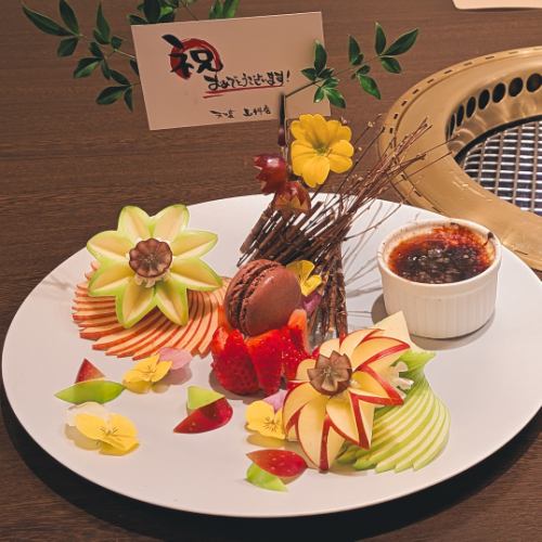 【旬のフルーツとアイスケーキを盛り付けた華やかさ♪】山科店オリジナルバースデープレート＜税込1980円＞