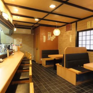 ライトの温もりを感じる店内は、落ち着いた雰囲気でゆっくりとお過ごしいただけます。ご友人やご家族とのお食事、会社仲間との飲み会、歓送迎会や打ち上げの各種宴会など幅広いシーンにぜひご利用ください◎