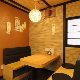 ライトの温もりを感じる店内は、落ち着いた雰囲気でゆっくりとお過ごしいただけます。テーブル席はご友人や会社仲間との気軽な宴会など、少人数の集まりにもご利用いただけます。