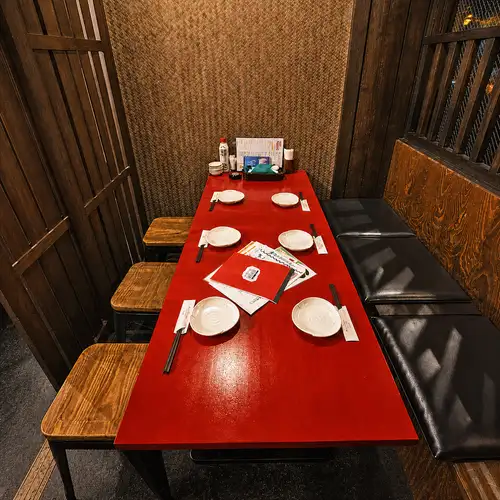 <p>『部署の飲み会で使える個室はないかな』そんな幹事様へ。テーブル席の完全個室で、周りを気にせずお過ごしいただけます。扉を閉めれば挨拶も乾杯も気兼ねなく。人数に合わせてお席をご用意しますので、お気軽にご相談ください♪すすきので宴会ができる個室をお探しの方はぜひ当店へ</p>
