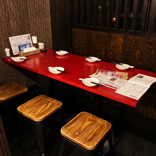 テーブル個室は全3部屋。小人数でのお集まりにぴったりです。部署の飲み会や、気心の知れた集まりに。扉を閉めれば周りを気にせず過ごせるので、挨拶も乾杯も気兼ねなくどうぞ♪すすきので少人数から使える個室をお探しの幹事様に