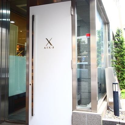 【外観】外苑前駅より徒歩1分とアクセス抜群。落ち着きのある大人の隠れ家のような空間で、フランスで修業をしたシェフが腕を振るった創造力豊かなフランス料理をお召し上がり頂けます。厳選されたこだわりのワインと本格フレンチのコースをご用意して、お客様のご来店をスタッフ一同心よりお待ちしております！