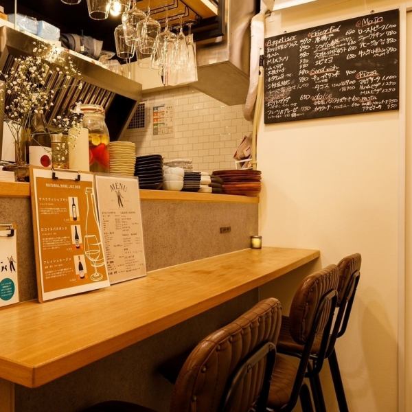 [Counter seats also available] In addition to the table seats, we have 5 counter seats available.You can use it for a quick drink after work, a drinking party with friends, or even for special occasions such as a date.You can watch the chefs cook right in front of you and enjoy chatting with the staff.Singles are also welcome, so please feel free to contact us!