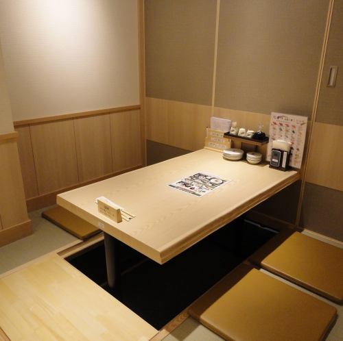 <p>Japanese appearance full of Japanese atmosphere.You can feel the taste of sushi in the spacious seats of the tatami room, or drink with your company colleagues.</p>