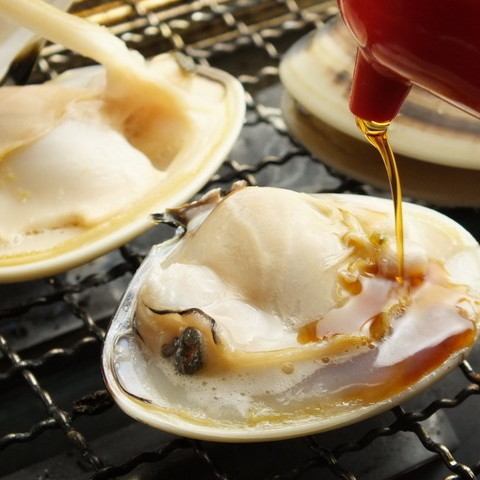 【推薦！活貝類】烤蛤蜊 各500日元（含稅）