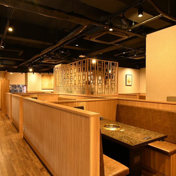 【おしゃれなで明るい店内雰囲気】店内はモダンな感じで少し韓国テイストがあり、おしゃれなで明るくどなたでも入りやすいお店となっております。女子会や宴会などもOK！家族や友達との普段利用OK！是非、お越しください。