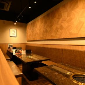 6名様まで座れ 最大18名様まで座れるソファー席